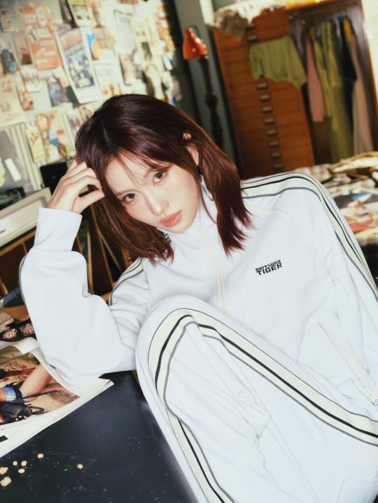 260202 تحديث انستقرام lofficielsingapore مع مومو وهي ترتدي Onitsuka Tiger