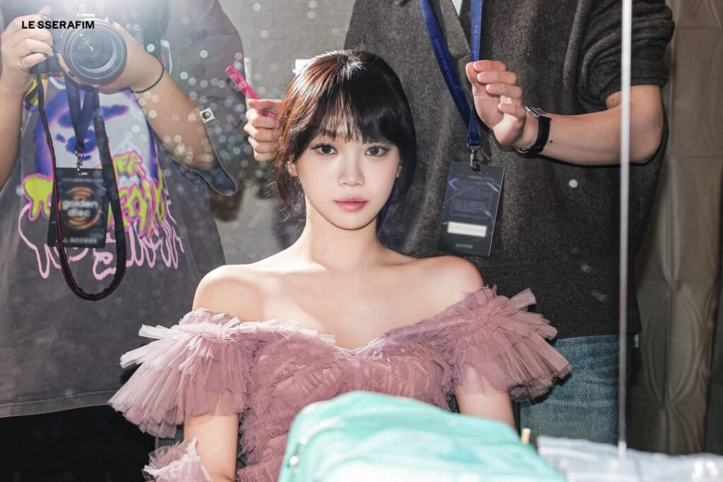 260220 LE SSERAFIM - جوائز القرص الذهبي الأربعون (رسم مصور - كيم تشايوون، مياواكي ساكورا وهوه يونجين)