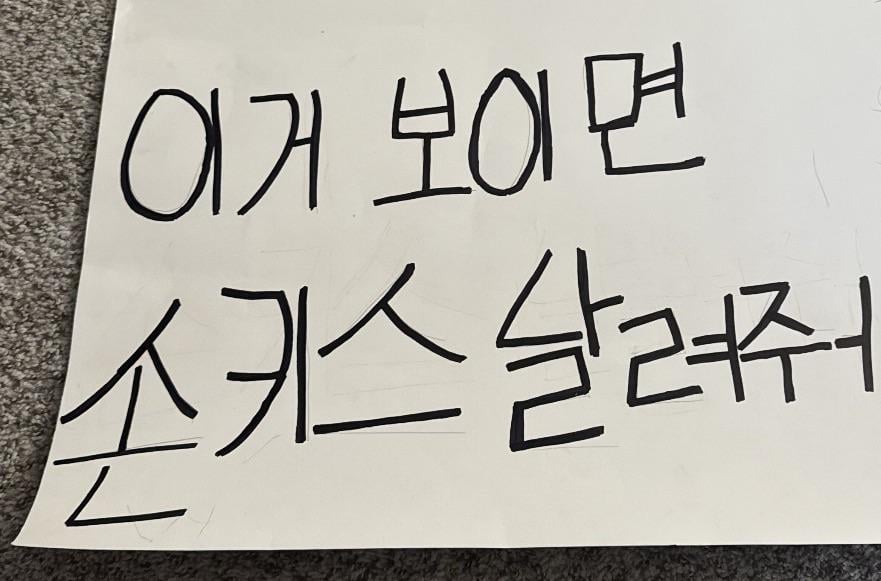 مساعدة في ملصق الحفل