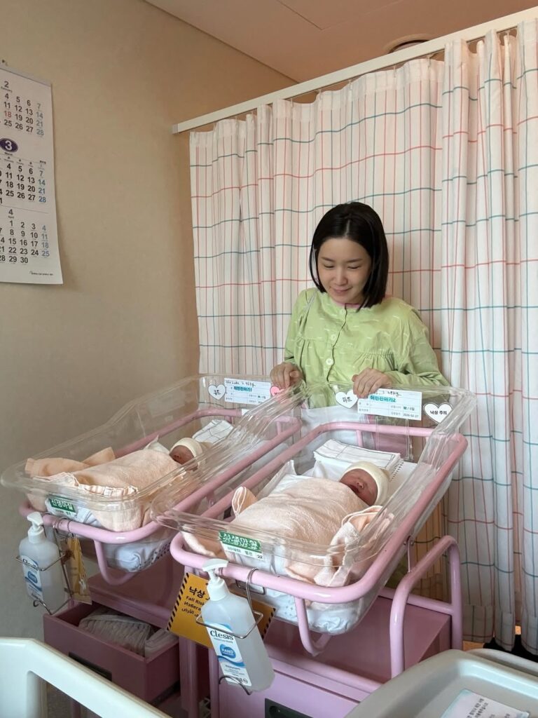 أنجبت شركة Crayon Pop Choa ولدين توأمًا متطابقين أنجبت شركة Crayon Pop Choa ولدين توأمًا متطابقين