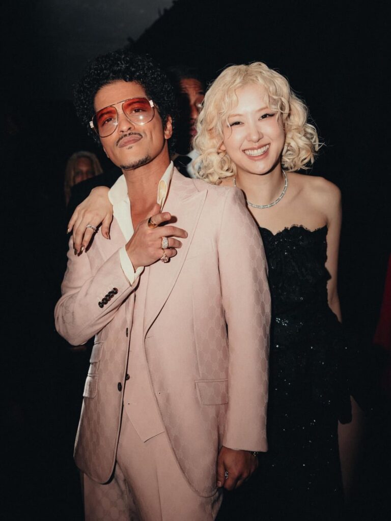 260201 روزيه وبرونو مارس خلف الكواليس في حفل توزيع جوائز جرامي الـ 68