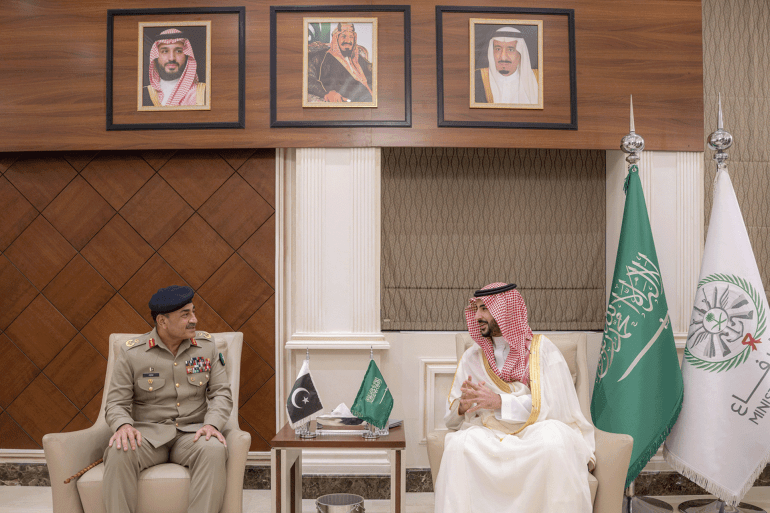 المصدر: حساب @modgovksa على إكس https://x.com/modgovksa/status/2030104641665482763?s=20 وزير الدفاع السعودي يلتقي قائد الجيش الباكستاني