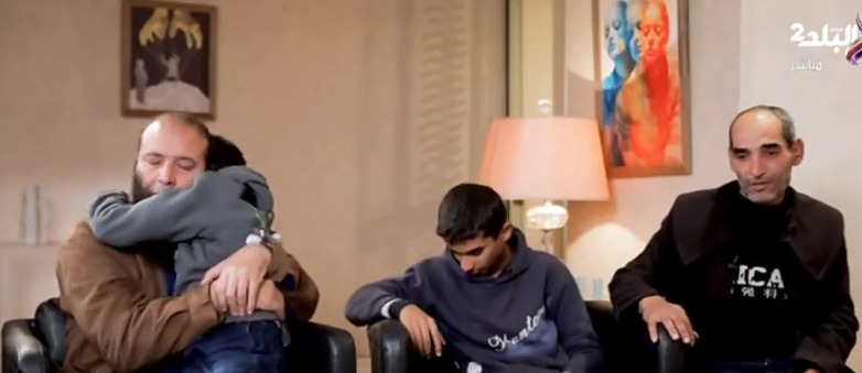 لحظة صعبة.. والد حمزة يعيده لأسرته الحقيقية بعد 11 سنة من خطفه .. والطفل يبكي في حضنه