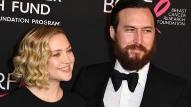 خطيب كايت هادسون لم يرافقها على السجادة الحمراء… فلجأت إلى هذا الرجل خطيب كايت هادسون لم يرافقها على السجادة الحمراء... فلجأت إلى هذا الرجل