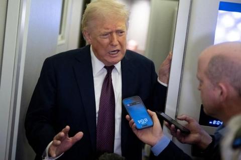 ترامب يقول “لن أسمح للمخاوف بشأن أسعار النفط بمنعنا من الحيلولة دون امتلاك إيران لسلاح نووي”، وإسرائيل تطلق دفعات صاروخية على طهران وبيروت الرئيس الأمريكي دونالد ترامب من على متن الطائرة الرئاسية أثناء إدلائه بتصريحات للصحفيين.