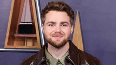 ألكس وارن يغني "Ordinary" التي حققت شهرة عالمية على مسرح Brit Awards