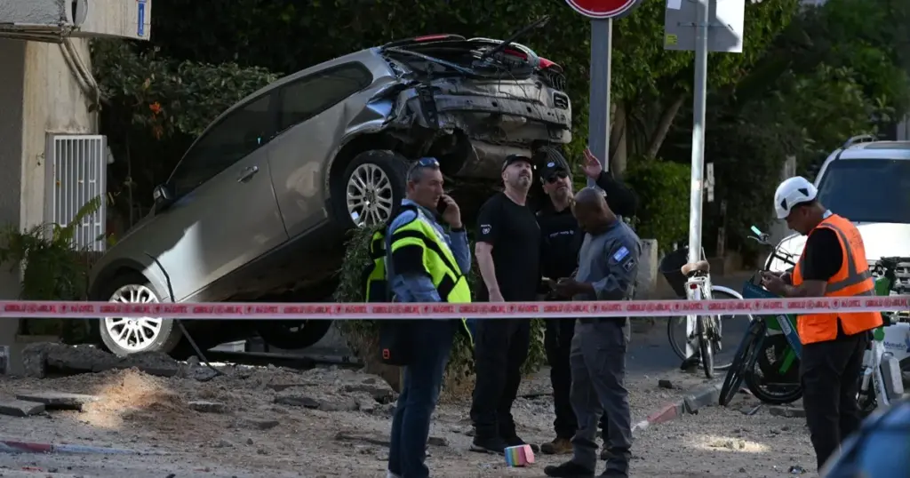 إصابة 6 على الأقل بعد سقوط شظية صاروخ إيراني في وسط إسرائيل