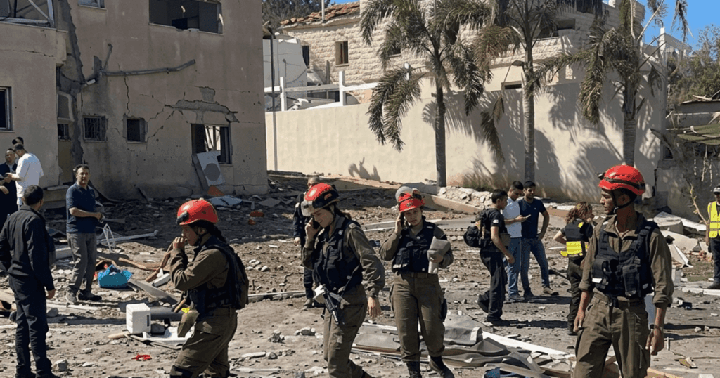 فيديو.. جرحى إثر سقوط صاروخ إيراني على منازل وسط إسرائيل فيديو.. جرحى إثر سقوط صاروخ إيراني على منازل وسط إسرائيل