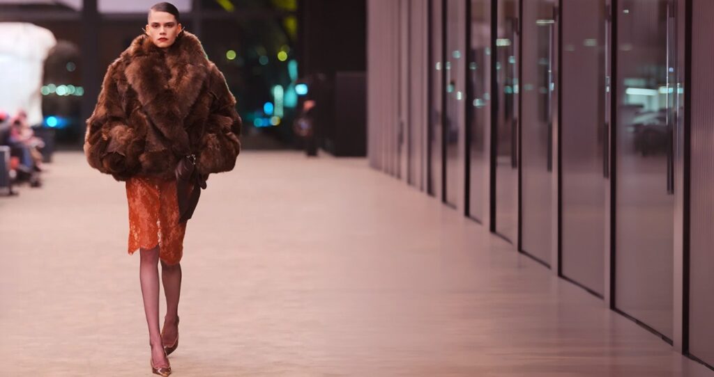 كلّ ما فاتكِ من أسبوع الموضة في باريس لمجموعات خريف وشتاء ...