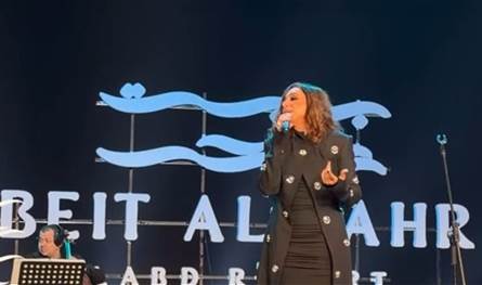 السما-مليانة-صواريخ.-فنانة-عربية-شهيرة-توقف-حفلها-بسبب-درون-(فيديو)