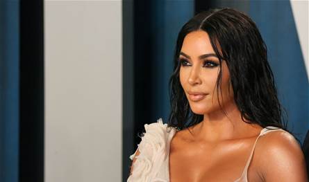 الفيديو…-شاهدوا-تعثر-كيم-كارداشيان-خلال-الحفل