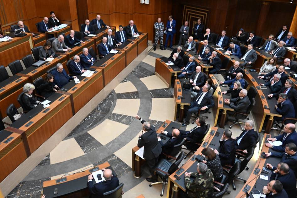 على وقع الغارات العنيفة... مجلس النواب اللبناني يمدد لنفسه عامين