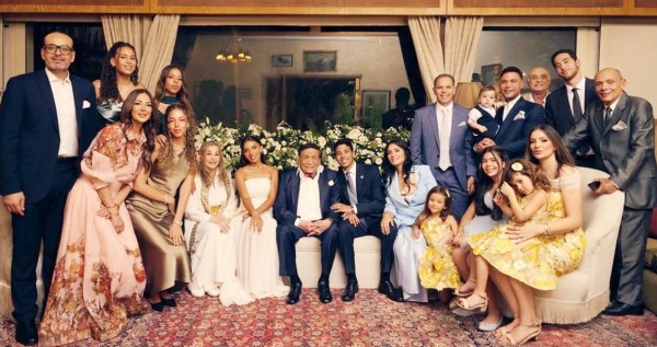 عادل إمام يوثّق مشواره في 'مذكرات تلفزيونية'