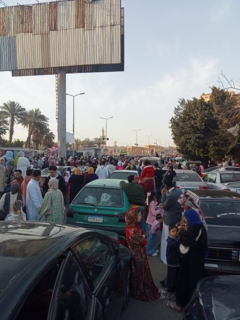 احتفالات بمحيط مسجد "عمرو بن العاص" عقب صلاة العيد احتفالات بمحيط مسجد "عمرو بن العاص" عقب صلاة العيد