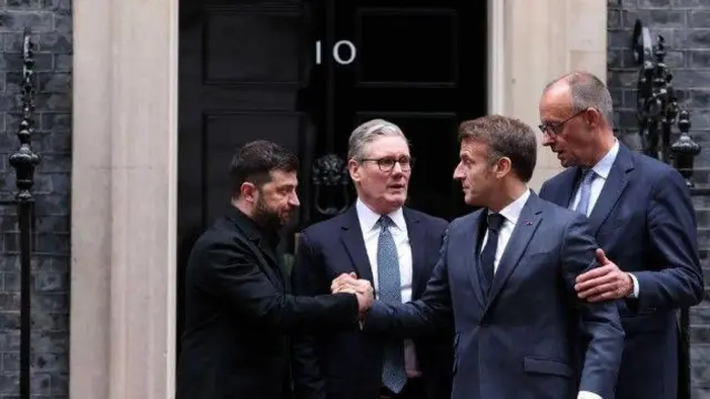 فولوديمير زيلينسكي مع ثلاثة من القادة الأوربيين أمام مقرّ الحكومة البريطانية 