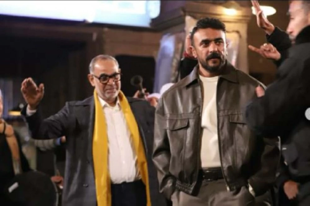 صورة جديدة نشرها الفنان محمود البزاوى مع الفنان أحمد العوضي من من كواليس تصوير مسلسل &laquo;علي كلاي&raquo;