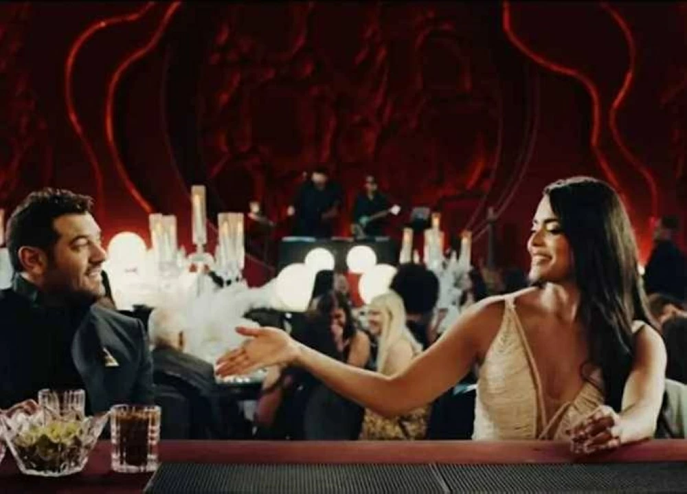 «السلم والثعبان 2» يشعل الجدل بعد عرضه رقمياً.. انتقادات للجرأة وتساؤلات حول رسالة الفيلم عمرو يوسف وأسماء جلال من فيلم «السلم والثعبان 2»