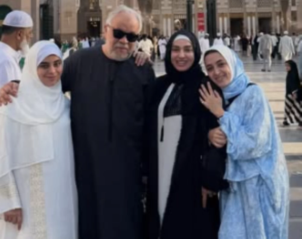 روجينا رفقة أشرف زكي وابنتيها في المسجد النبوي (صور) روجينا واسرتها