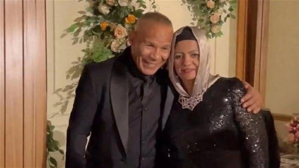 تصارع الموت على أجهزة التنفس الصناعي.. الشحات مبروك يكشف تفاصيل وفاة زوجته خلال تصوير «علي كلاي» الكابتن الشحات مبروك وزوجته - صورة أرشيفية