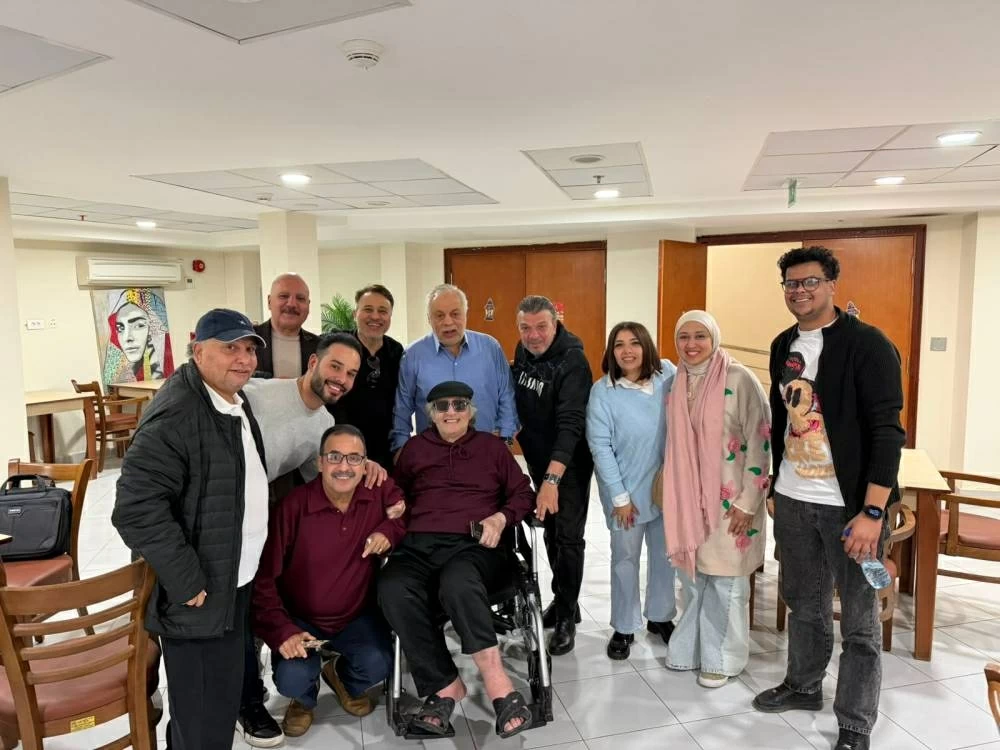 وفد «المهن التمثيلية» يزور الفنان محيى إسماعيل داخل دار إقامة كبار الفنانين (صور) وفد «المهن التمثيلية» يزور الفنان محيى إسماعيل