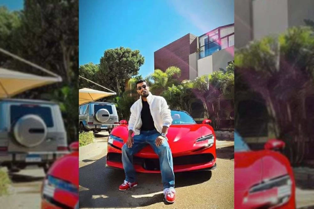 محمد سامي ينشر صورة أمام سيارته.. والجمهور: «عايزين مسلسل أقوى من جعفر العمدة» محمد سامى يستعرض سيارته الجديدة