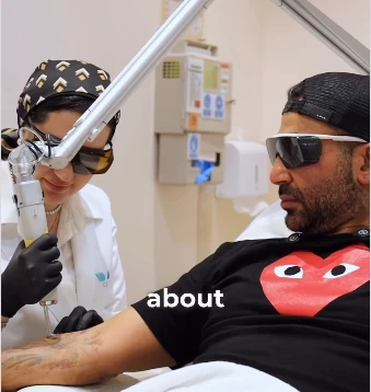 أحمد سعد يزيل الوشم