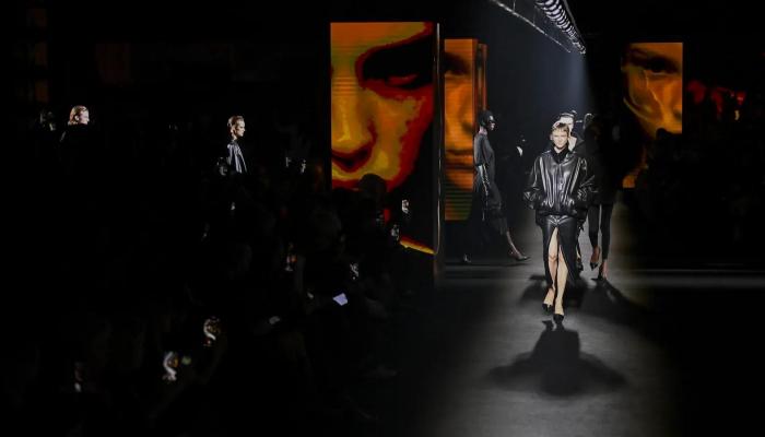 عرض بالنسياغا لخريف وشتاء 2026-2027.. تجربة فريدة ولمسات مذهلة