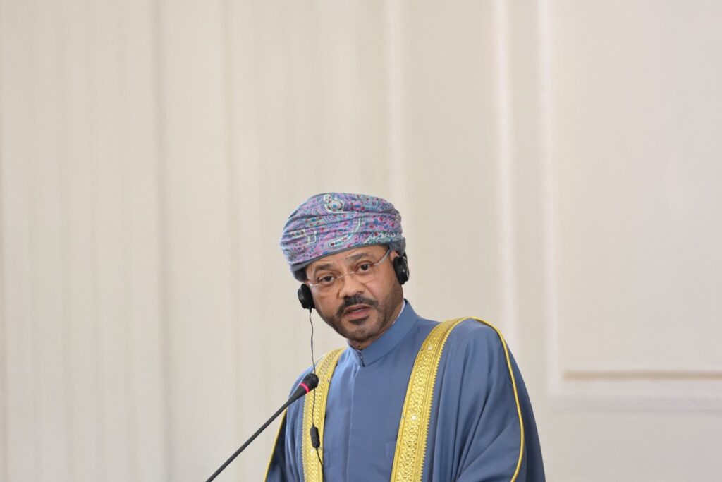 وزير خارجية عُمان: باب الدبلوماسية لا يزال مفتوحا بين إيران وأمريكا
