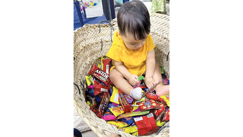 «النثور».. رسالة حب واحتفاء بالحياة في البيوت الإماراتية نثور الطفل عند بداية مشيه من أكثر المناسبات قرباً للقلوب. من المصدر