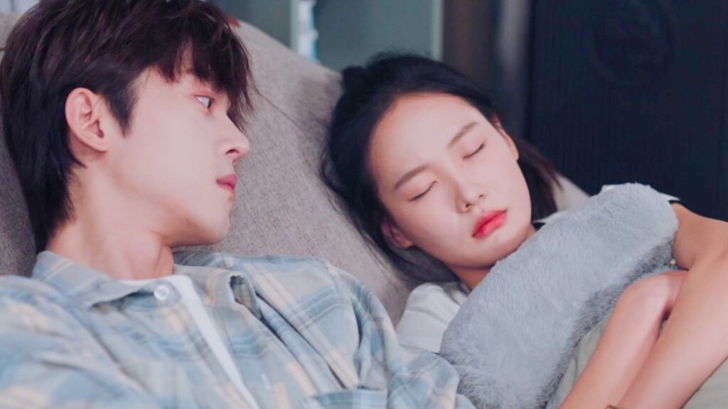 لا يصدق بأنها نائـمة الى جانبـه و قلبه ينبض بسرعة جداً❤️🔥 Too Young To Love