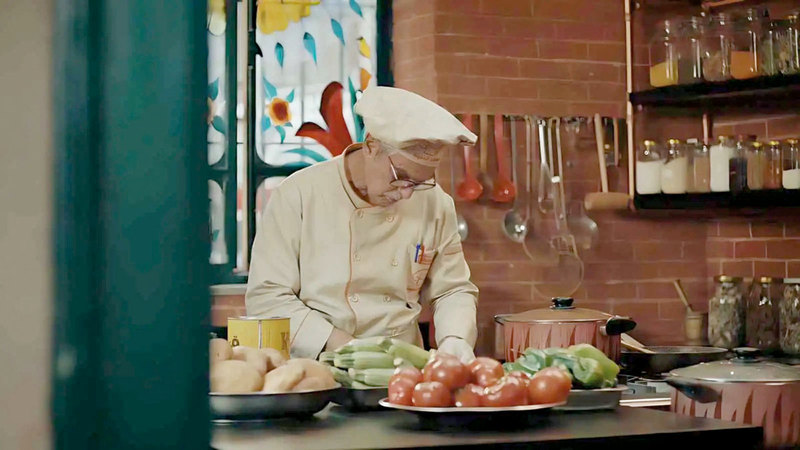 عباس النوري في المطبخ بعيداً عن الأزقة والحارات القديمة. أرشيفية