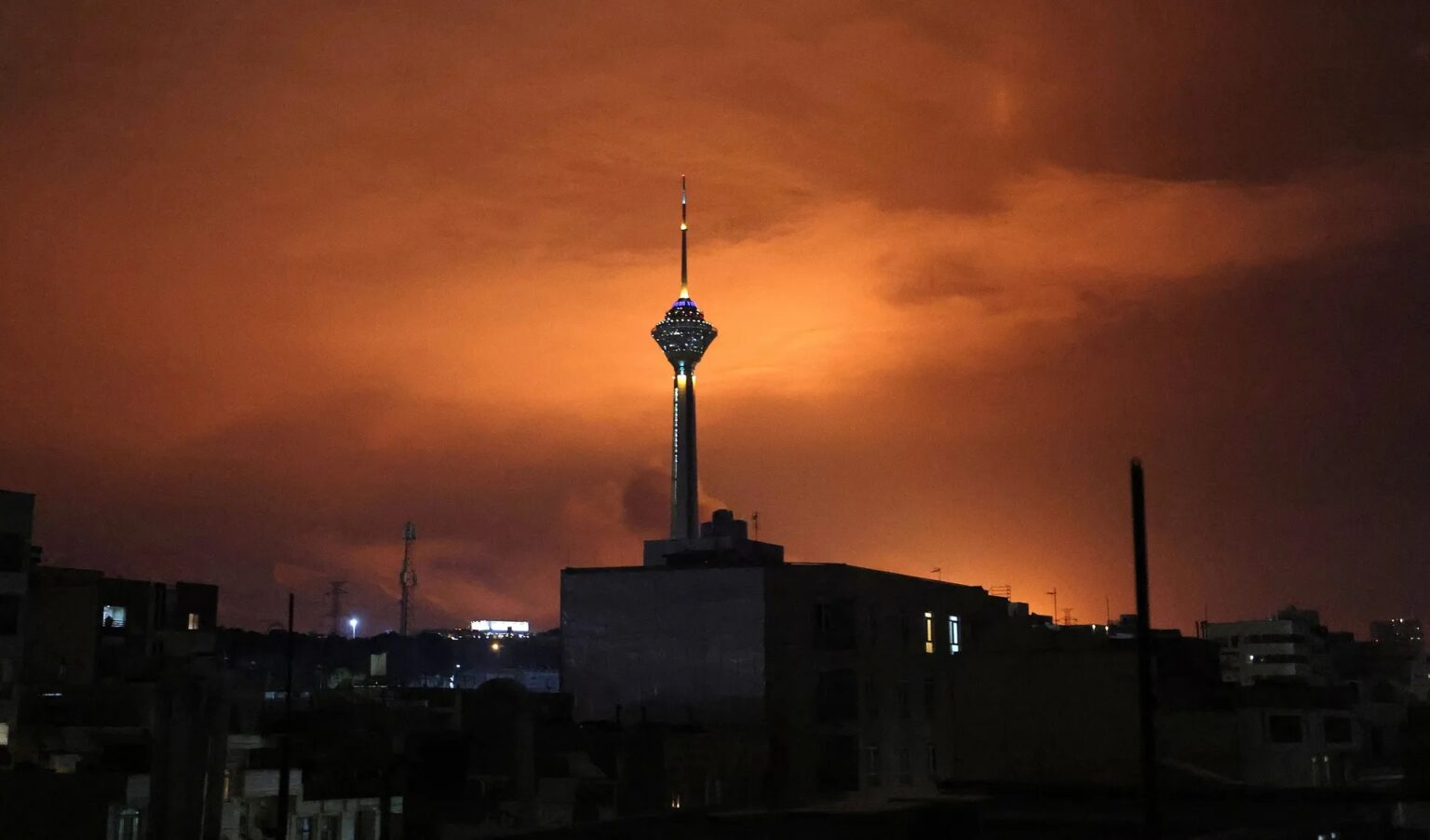 إسرائيل تعلن استهداف مواقع عسكرية إيرانية ومدارج جوية