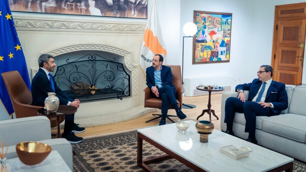 رئيس قبرص يستقبل عبدالله بن زايد ويبحث معه التطورات الإقليمية