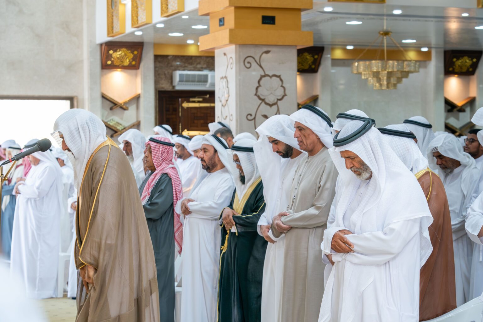 حاكم رأس الخيمة يؤدي صلاة الجنازة على جثمان شهيد الوطن علي صالح الطنيجي