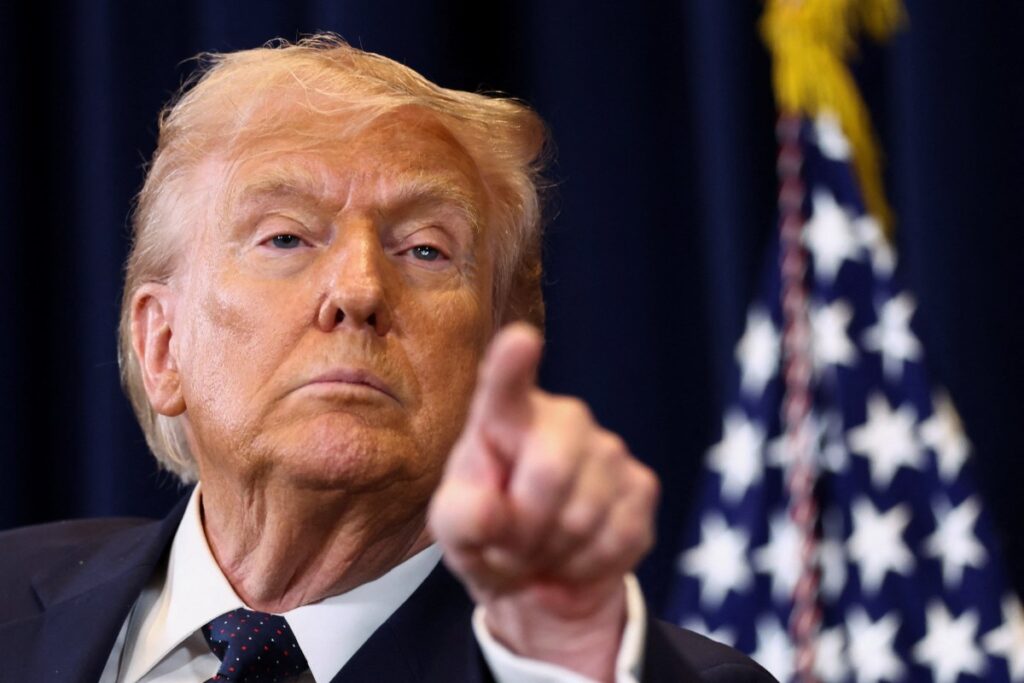 أمريكا تدمر ناقلات ألغام وترامب يحذر إيران بشأن مضيق هرمز