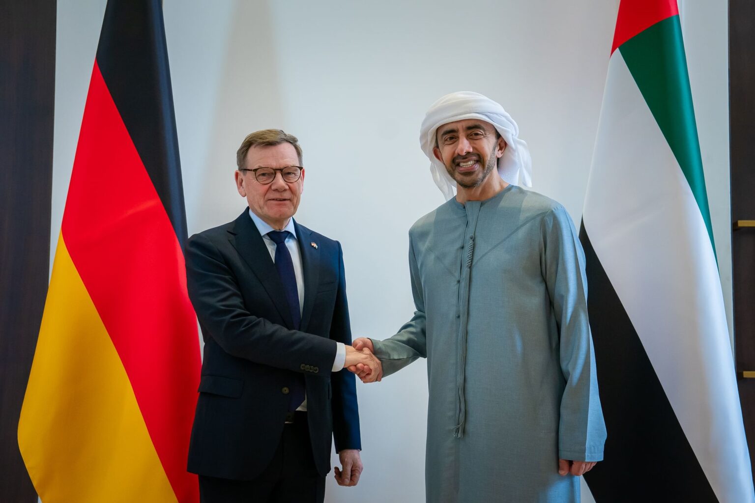 عبدالله بن زايد يبحث مع وزير خارجية ألمانيا تداعيات الاعتداءات الصاروخية الإيرانية الغاشمة التي استهدفت الإمارات