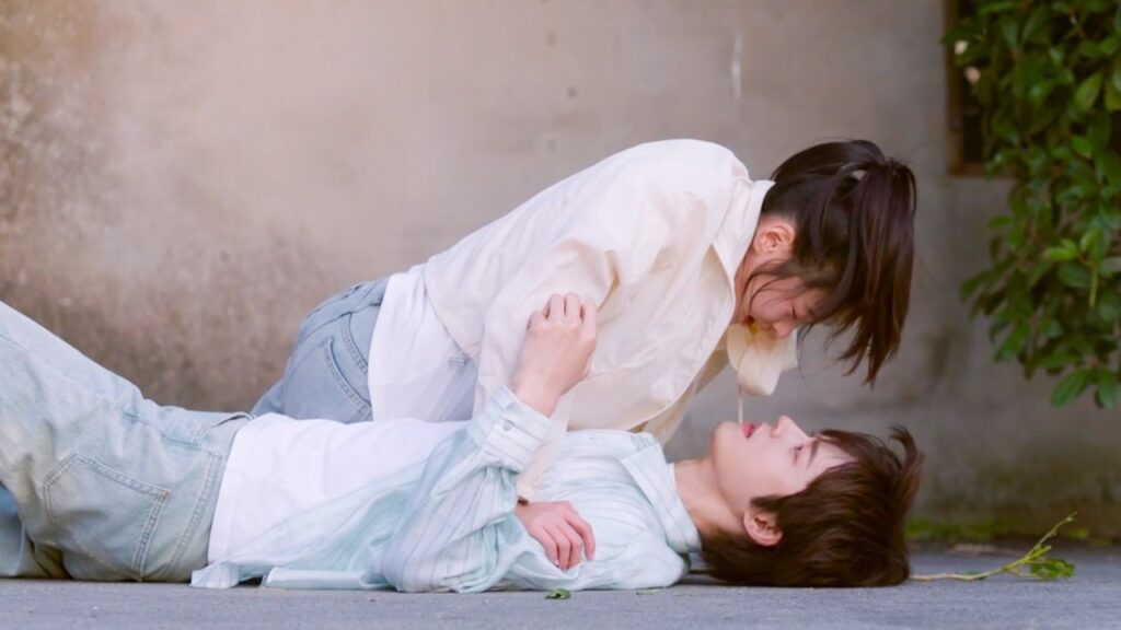 يحملها لكي تقطف البرتقال لكنها تفقد التوزان و تقع عليه❤️🔥 Too Young To Love