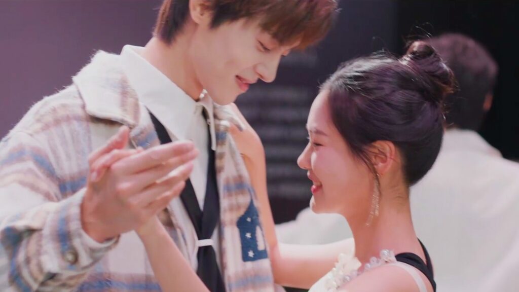 تسرق الاضواء بجمالها و ترقص معـه امام زملائها❤️🔥 Too Young To Love تسرق الاضواء بجمالها و ترقص معـه امام زملائها❤️🔥 Too Young To Love