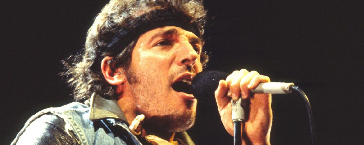 4 أغاني روك كلاسيكية من عام 1984 لا تزال تهز الأرض التي نقف عليها