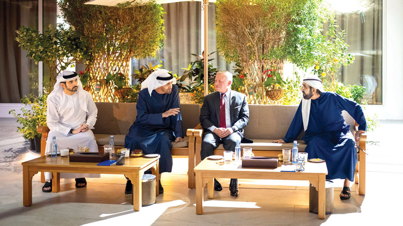 رئيس الدولة ومحمد بن راشد وعبدالله الثاني خلال اللقاء. وام