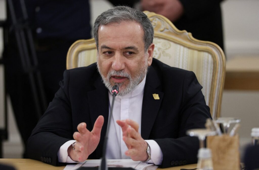 إيران تحث الدول على التنديد بالهجمات الأمريكية الإسرائيلية