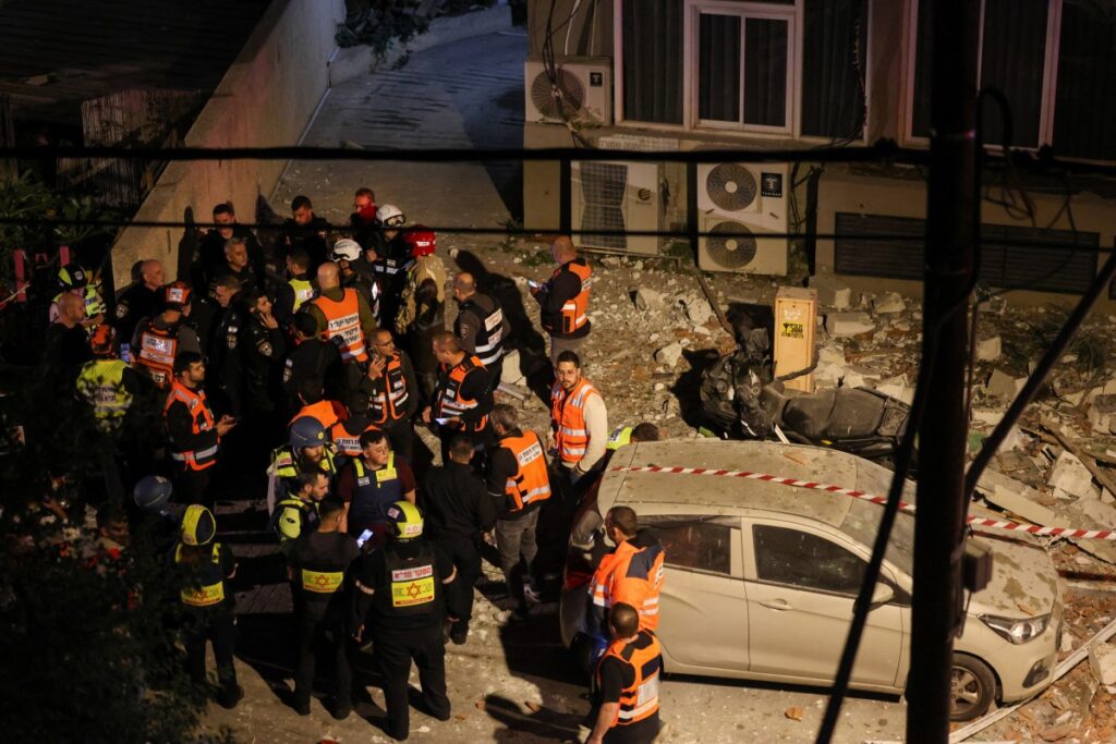 إيران تقصف تل أبيب برؤوس حربية عنقودية ردا على مقتل لاريجاني