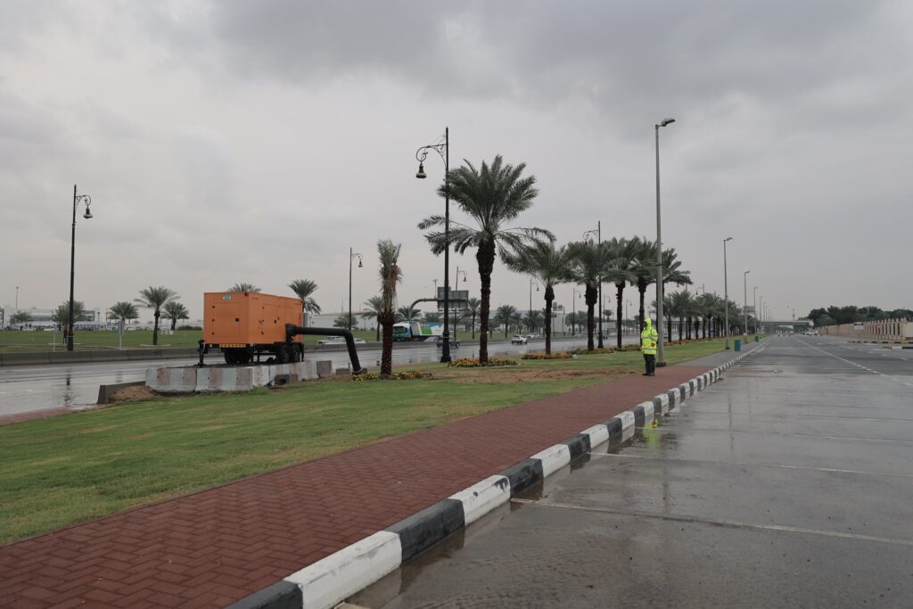1200 موظف و180 صهريجاً و140 مضخة و67 حوضاً جاهزون لمواجهة الأمطار