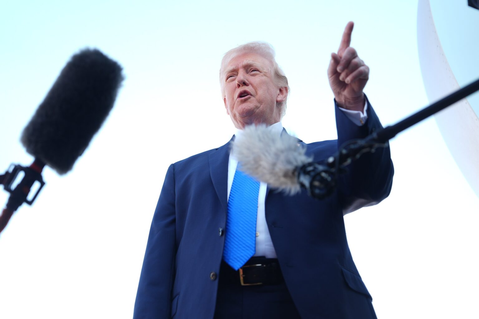 ترامب :إيران تريد التوصل إلى" صفقة".. ونجري مباحثات مع زعيم إيراني"محترم"