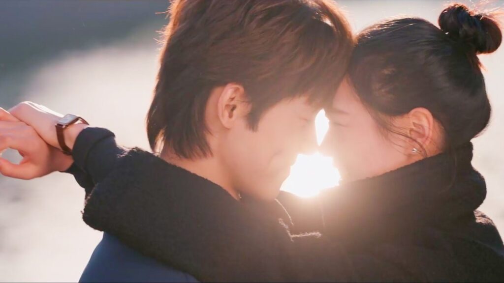 تحت ضوء الشمس يحتفل مع حبيبتـه بقبولها في الجامعة التي تحلم بها❤️🔥 Too Young To Love