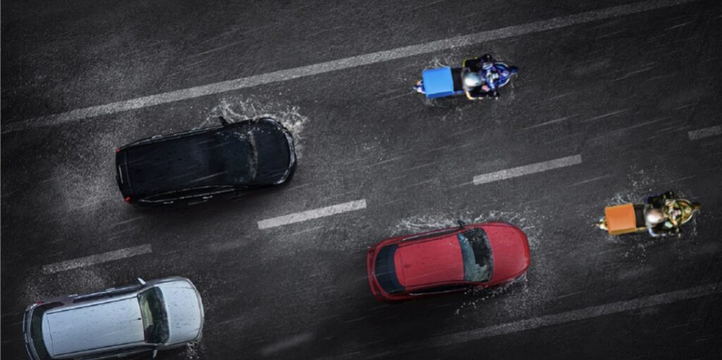 شرطة أبوظبي تدعو قائدي دراجات التوصيل لتجنب القيادة في الأحوال الجوية المتقلبة