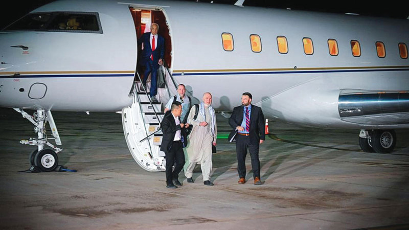 الإمارات تستضيف عملية الإفراج عن مواطن أميركي من أفغانستان الإمارات تستضيف عملية الإفراج عن مواطن أميركي من أفغانستان