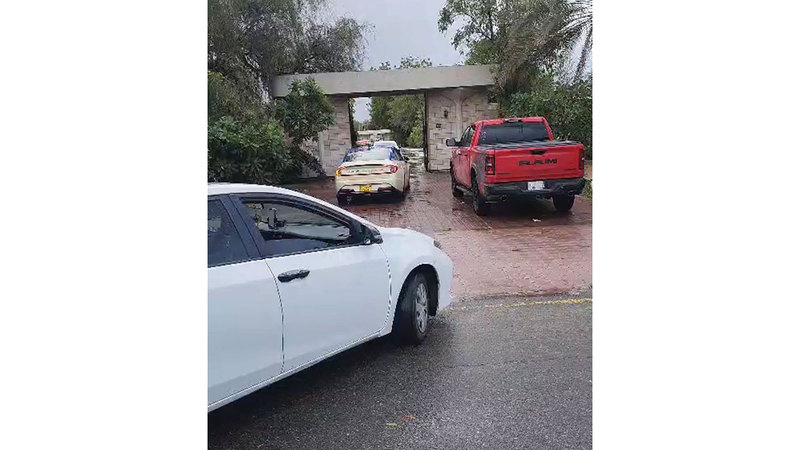 مواطن في دبي يحوّل منزله إلى «ممر آمن» للسيارات لتلافي تجمعات المياه لوتاه يترك أبواب منزله مفتوحة على مدار الساعة. من المصدر