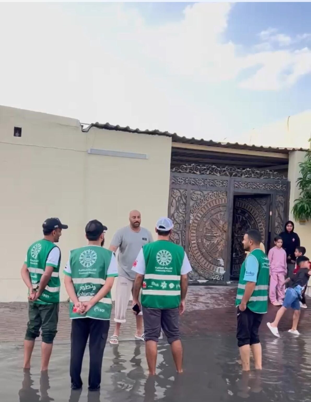 متطوعو "الشرطي جارك" يسلمون 279 لوحة سيارة فقدت خلال الأمطار