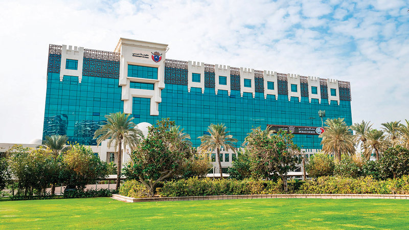 امرأة تطلب 3.5 ملايين درهم تعويضاً عن سقوطها من الدَرَج